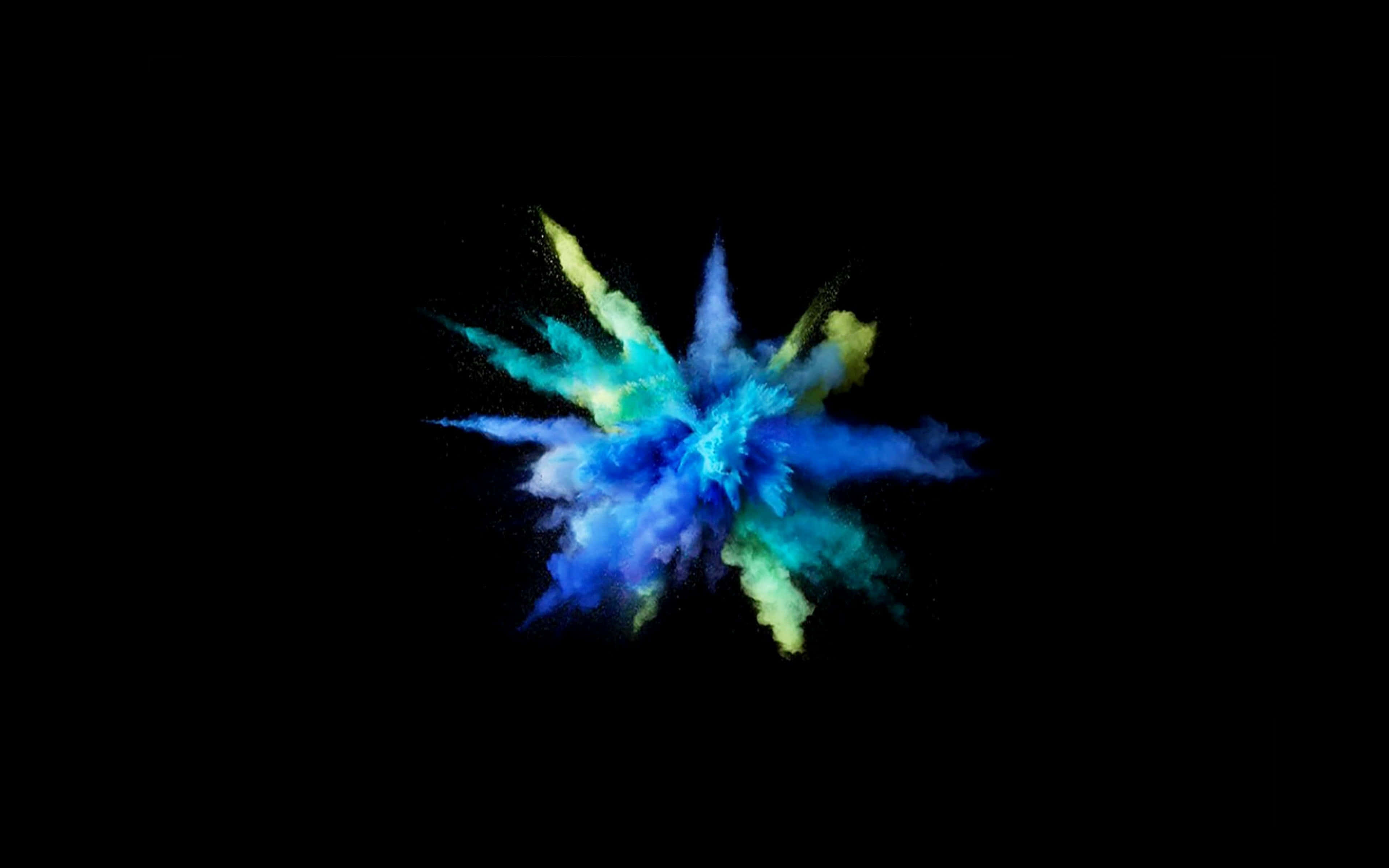 Powder Blue 桌布 壁紙 — 藍色、綠色和黃色粉末在純黑色背景上爆發出充滿活力的爆炸效果。