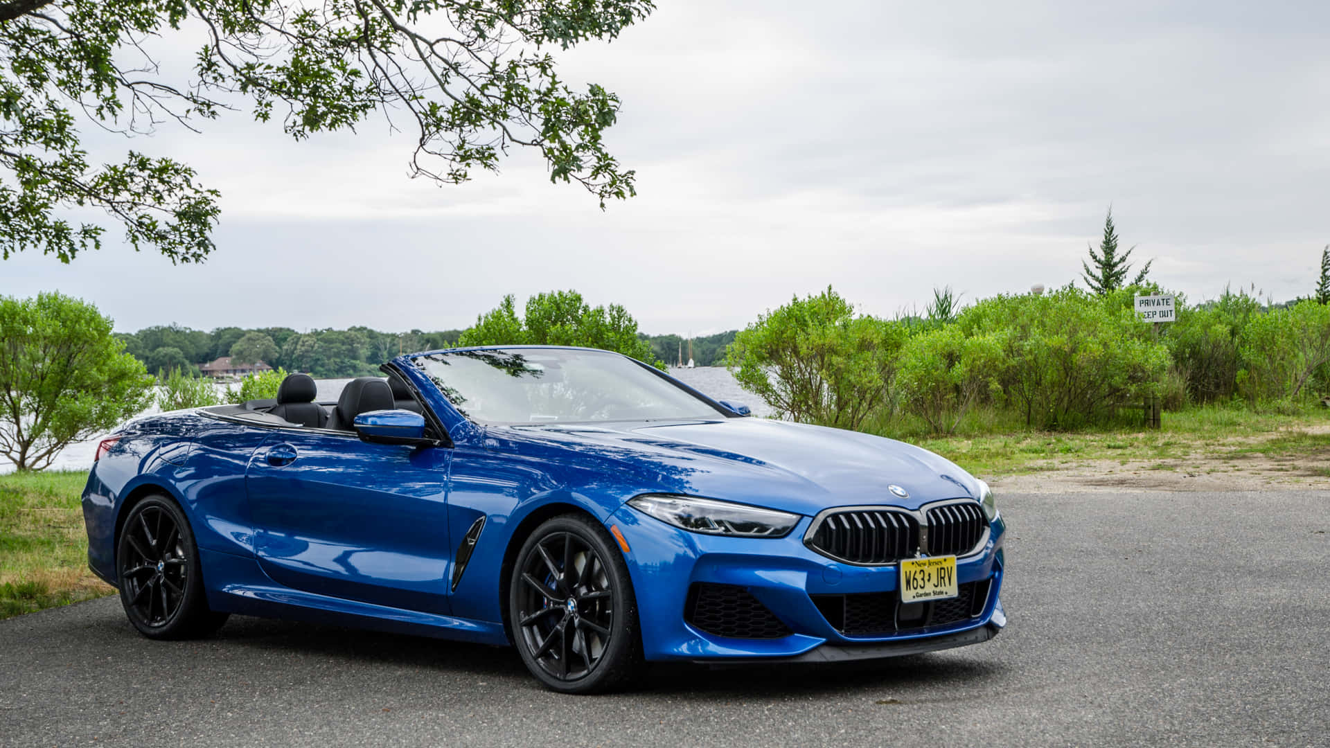 藍色BMW M8敞篷車停在路邊 壁紙