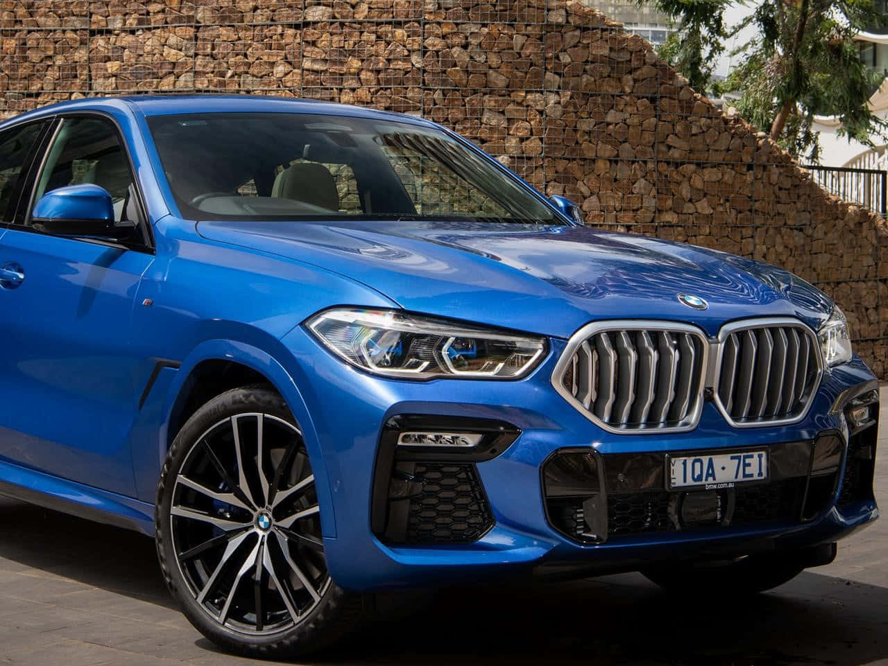 藍色BMW X4停在石牆前 壁紙
