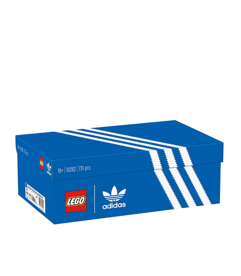 愛迪達 桌布 壁紙 — 藍色LEGO x adidas鞋盒，帶有白色條紋和標誌，背景為純白色。
