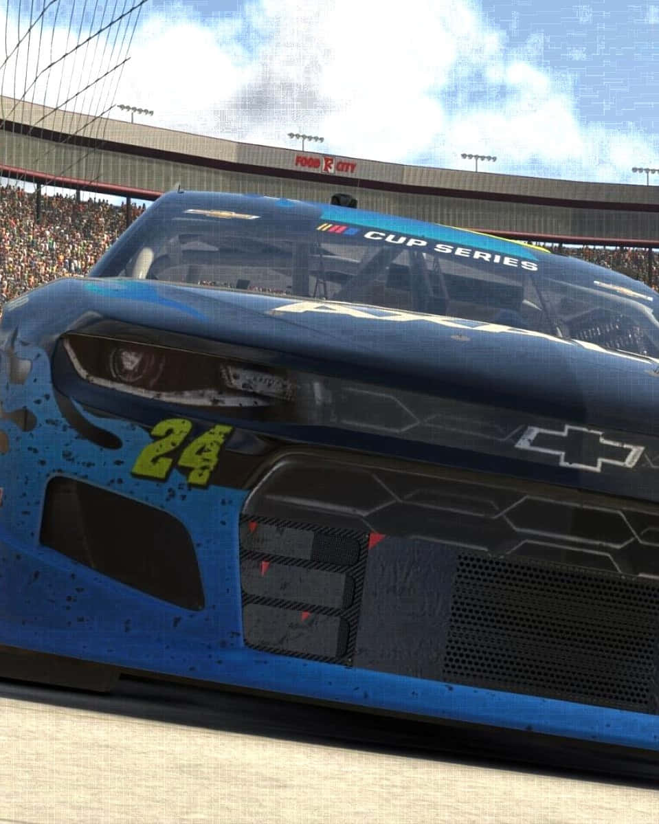 電玩遊戲 桌布 壁紙 — 藍色NASCAR盃系列賽車24號在明亮天空下於賽道上疾馳的特寫。