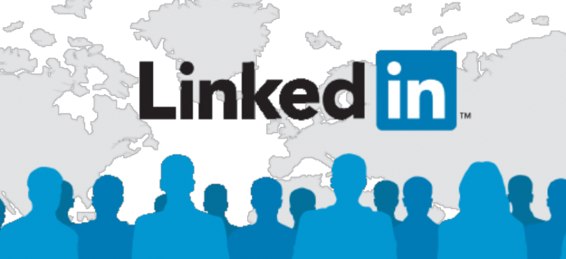 領英 桌布 壁紙 — 藍色人物剪影站在世界地圖背景前，LinkedIn 標誌突出顯示。