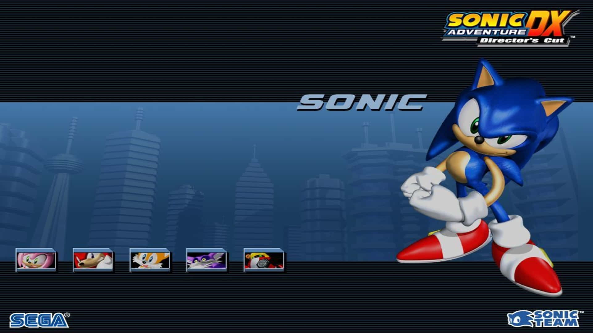 Sonic Adventure HD 桌布 壁紙 — 藍色刺蝟索尼克自信地站在模糊的未來城市天際線和遊戲標題文字前。