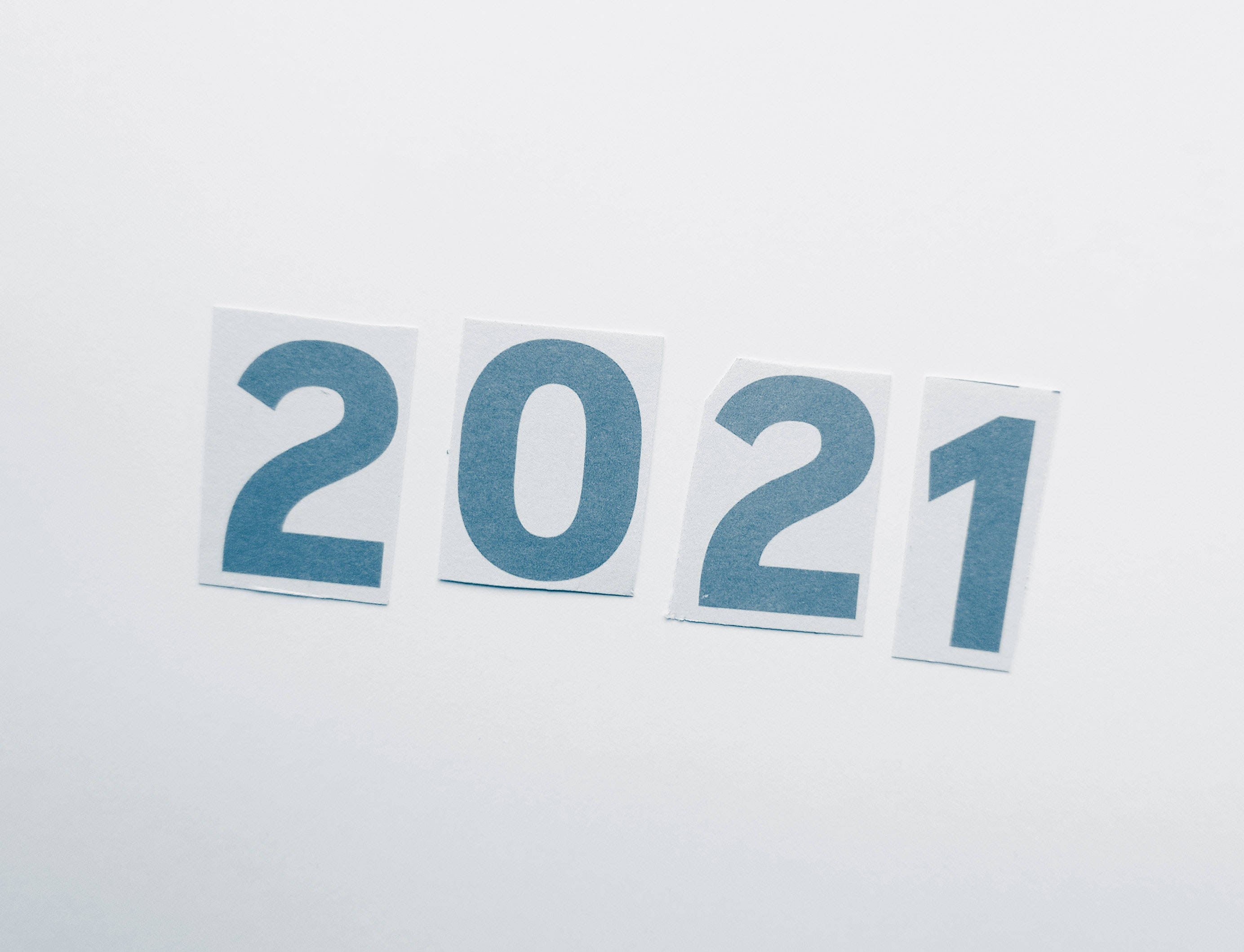 2021 桌面 桌布 壁紙 — 藍色剪紙數字拼出2021，排列在帶有柔和陰影的純白背景上。