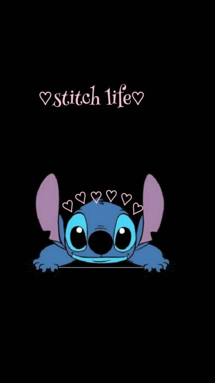 kawaii stitch 桌布 壁紙 — 藍色卡通外星人史迪奇在黑色背景上，從一條線上方偷看，頭頂有心形圖案。