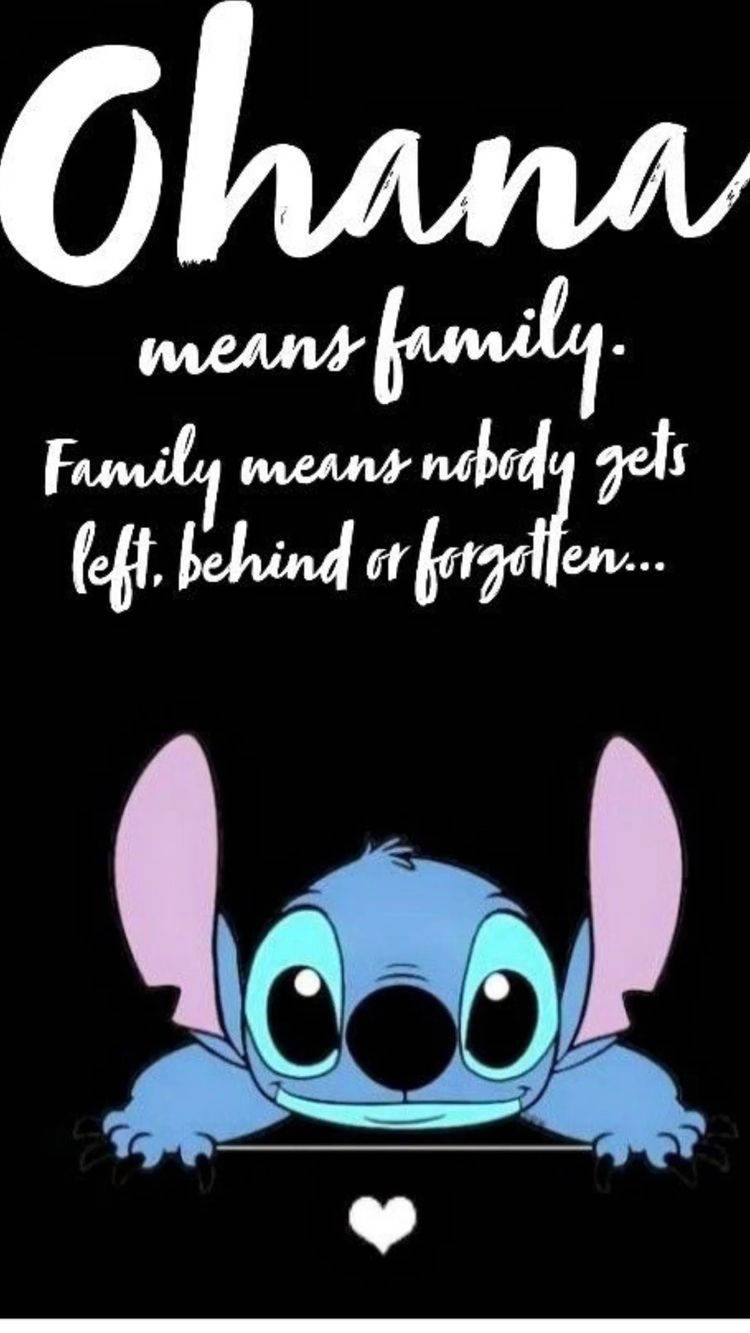 Family 桌布 壁紙 — 藍色卡通外星人史迪奇在黑色背景上，在「Ohana 就是家人」這句話下方，從一個架子邊緣偷看。