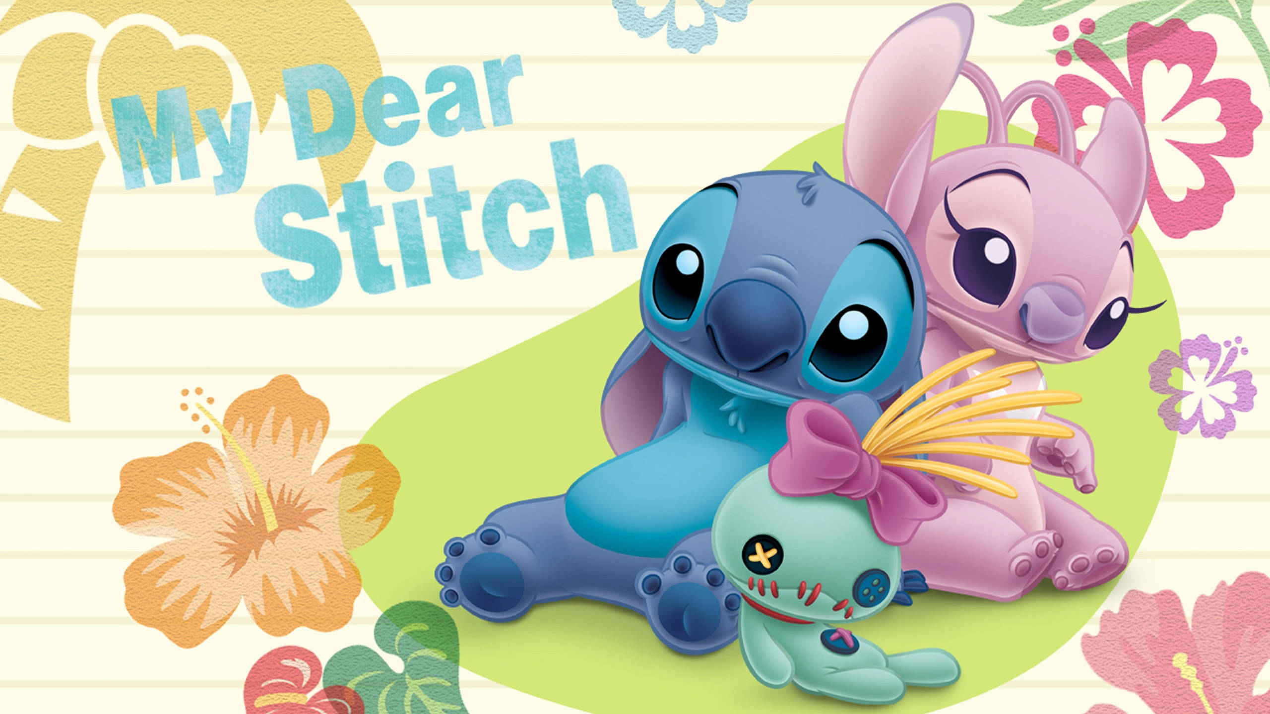 Stitch And Angel 桌布 壁紙 — 藍色史迪奇和粉紅色安琪在橫線紙上擁抱一個被色彩繽紛的芙蓉花包圍的小綠色絨毛玩具。