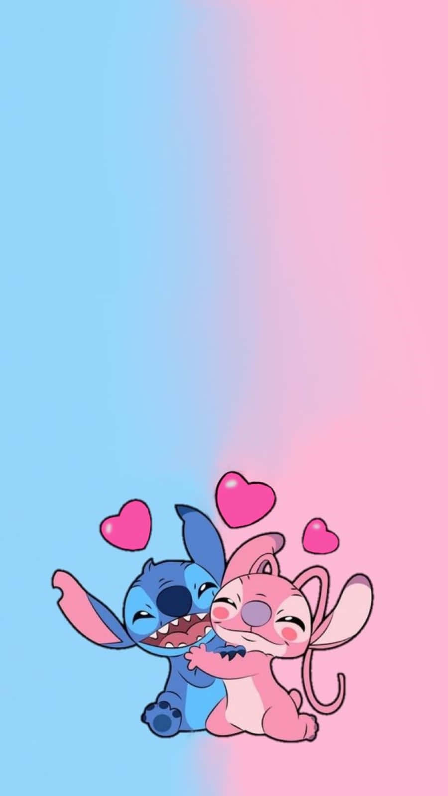 Love Stitch And Angel 桌布 壁紙 — 藍色史迪奇和粉紅色安琪擁抱，周圍有心形漂浮，背景是柔和的藍粉漸變色。