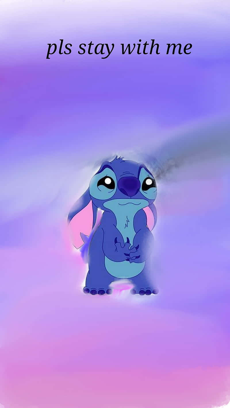 Sad Stitch 桌布 壁紙 — 藍色史迪奇悲傷地站在柔和的紫色和粉紅色漸變天空前，上方有文字 pls stay with me。