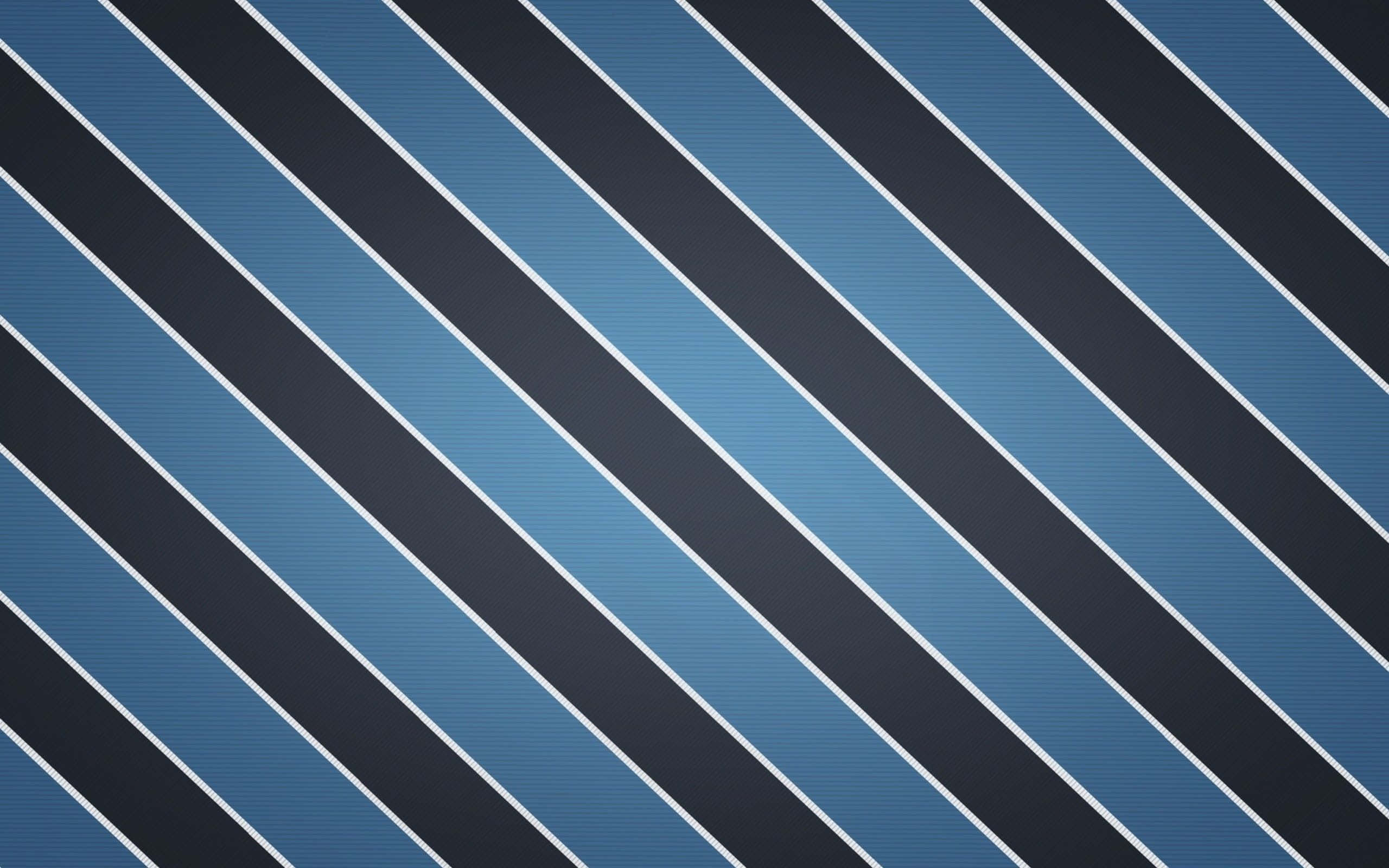 Stripes 桌布 壁紙 — 藍色和深海軍藍的對角條紋搭配白色點綴，營造出具有細膩紋理的現代幾何圖案。