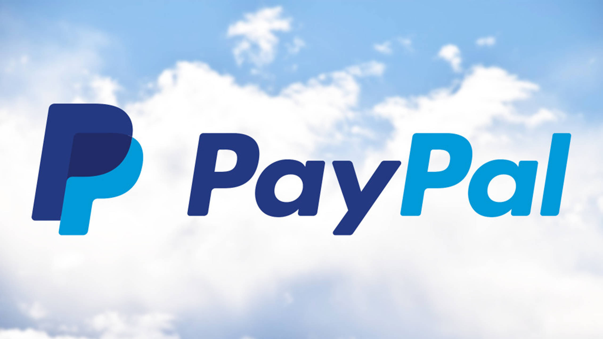 PayPal 桌布 壁紙 — 藍色和深藍色的PayPal標誌漂浮在明亮的藍天和蓬鬆的白雲之間。