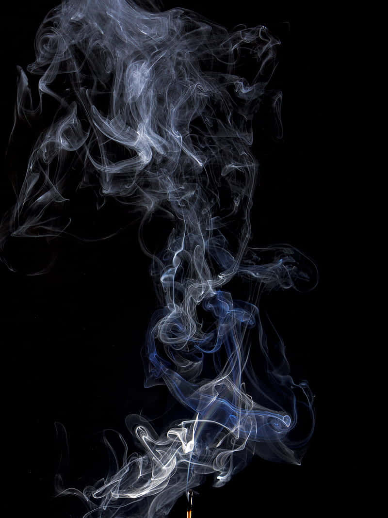 桌布 壁紙 — 藍色和白色煙霧的縹緲縷縷在純黑背景上旋轉，形成動態抽象構圖。