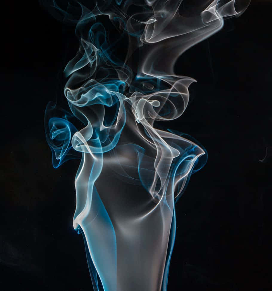 Black Smoke 桌布 壁紙 — 藍色和白色的煙霧在深邃的黑色背景上優雅地旋轉，形成迷人的抽象舞蹈。