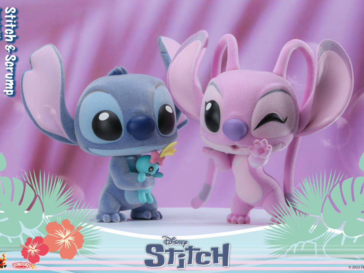 Pink Stitch 桌布 壁紙 — 藍色和粉紅色的史迪奇公仔在充滿活力的紫色熱帶背景前，與芙蓉花一起俏皮地擺姿勢。