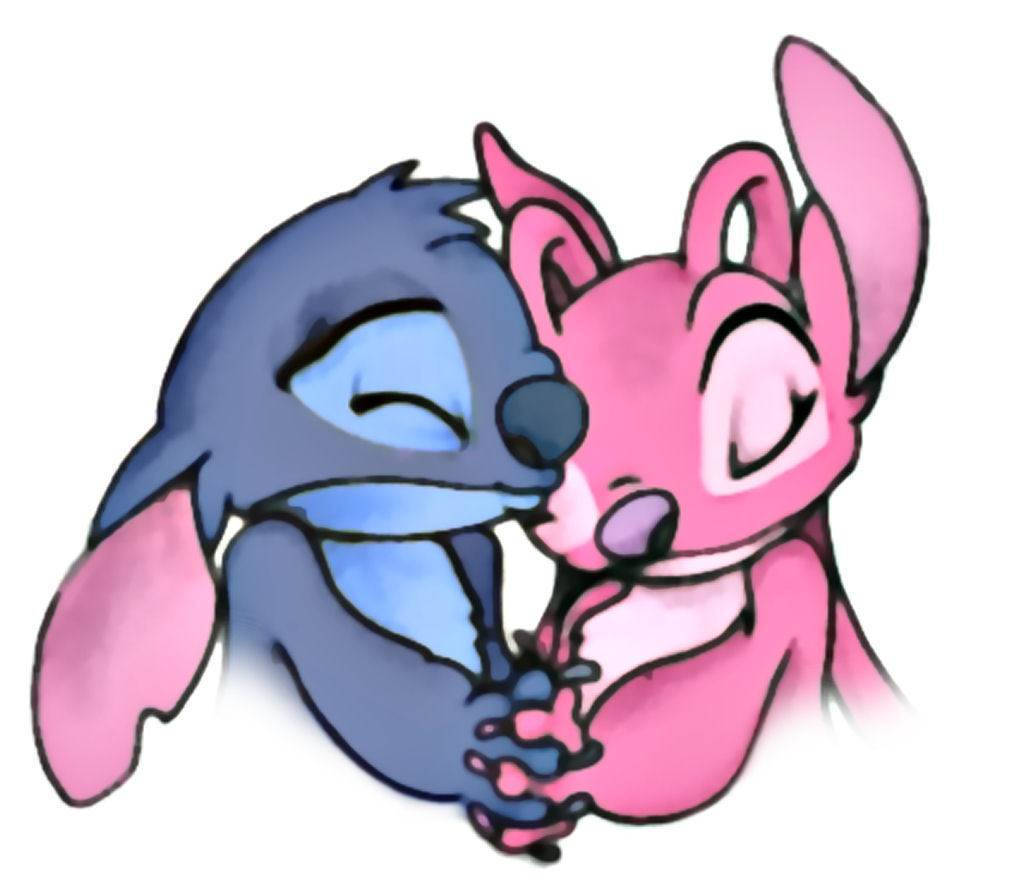 Stitch And Angel 桌布 壁紙 — 藍色和粉紅色的史迪奇角色在純白色背景上閉著眼睛深情地依偎在一起。