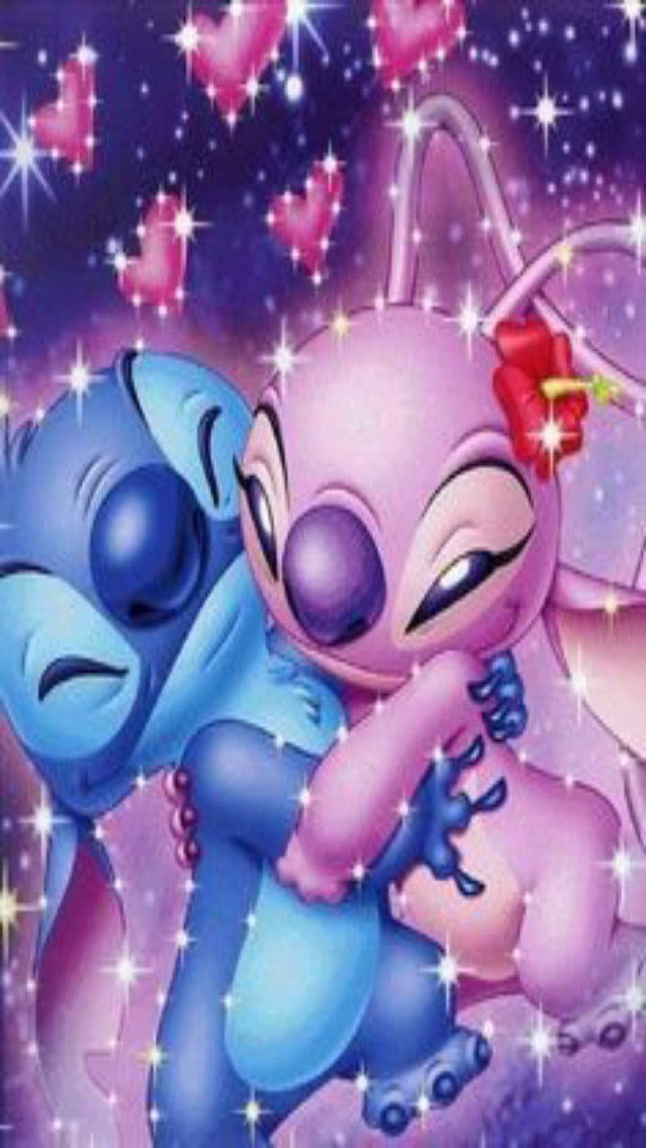 Stitch And Angel 桌布 壁紙 — 藍色和粉紅色的史迪奇角色在閃爍的心形和星星下擁抱，營造出夢幻浪漫的場景。