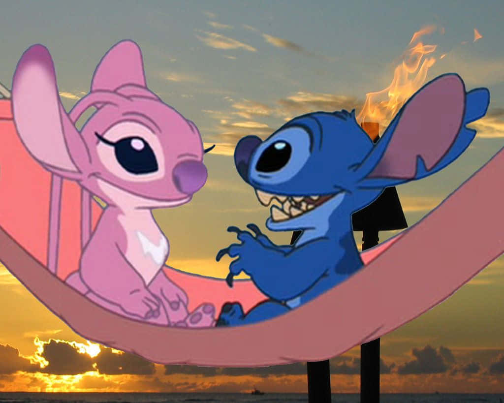 Stitch And Angel 桌布 壁紙 — 藍色和粉紅色的史迪奇角色坐在吊床上，背景是海洋上空熾熱的日落天空。