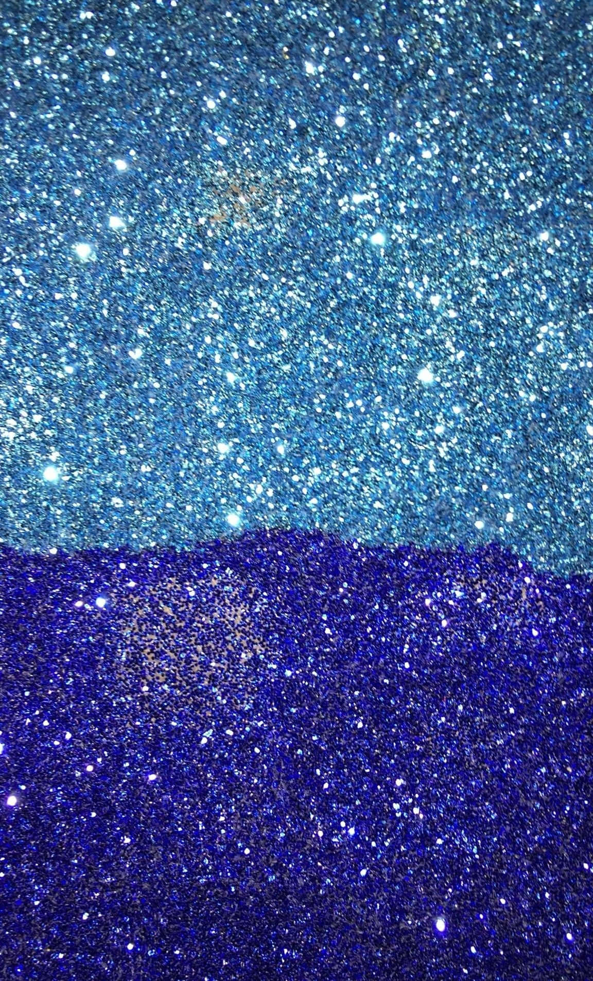 Blue Glitter 桌布 壁紙 — 藍色和紫色亮粉的閃爍漸變，宛如宇宙夜空與閃爍海洋的交會。