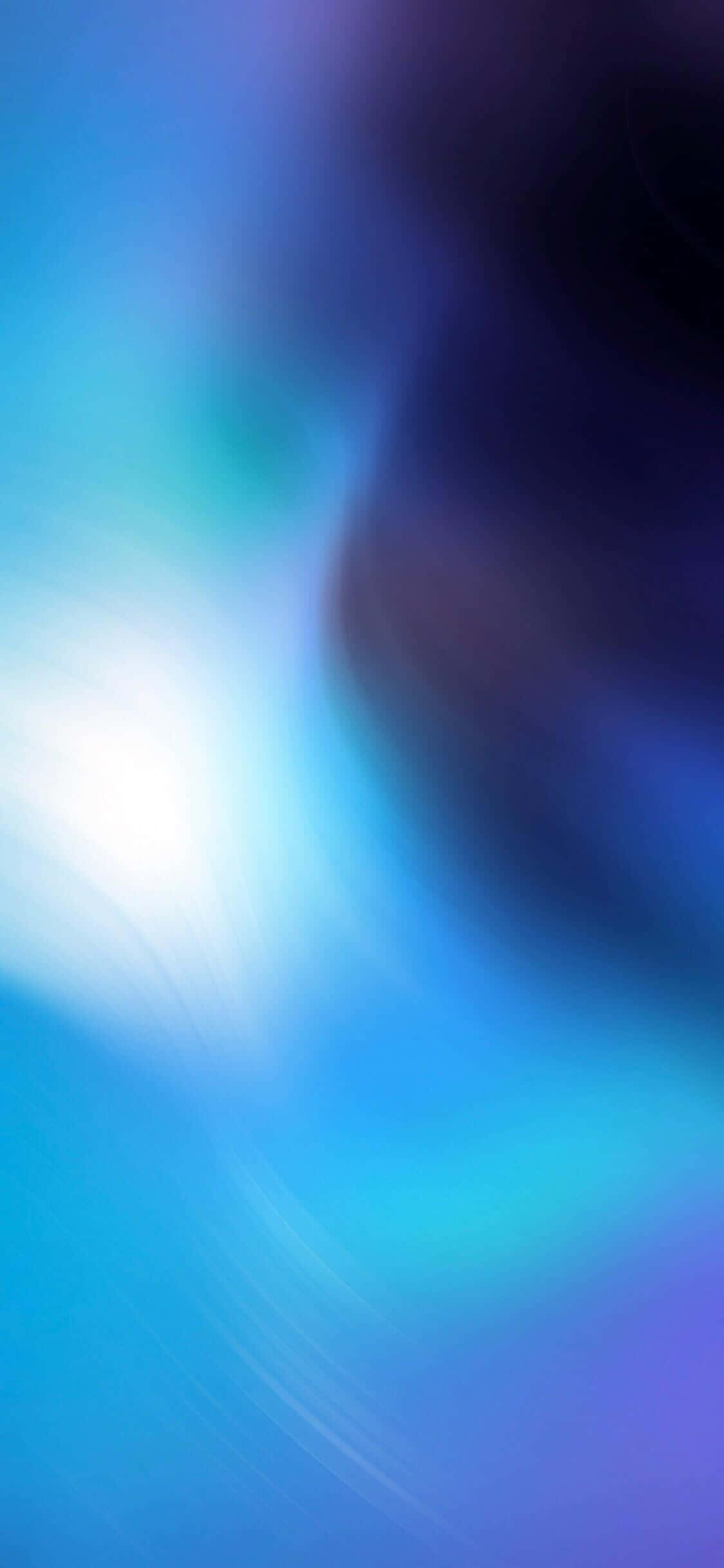 iPhone 桌布 壁紙 — 藍色和紫色的柔和漸變，帶有明亮的白色光芒，在夢幻般的抽象構圖中旋轉。