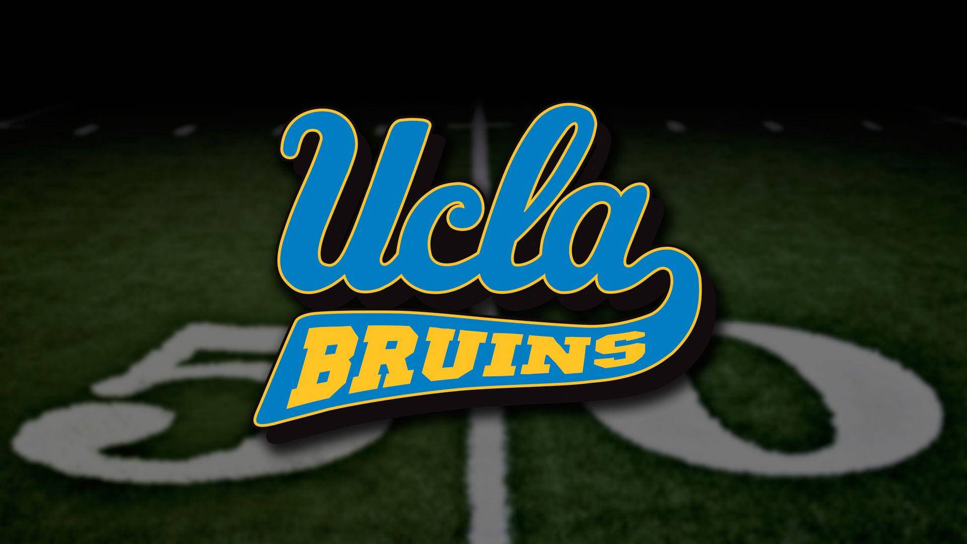 藍色 桌布 壁紙 — 藍色和金色的Ucla Bruins標誌在夜間足球場的50碼線上發光。