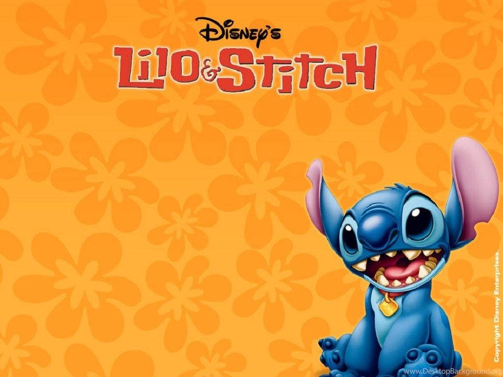 Stitch 桌布 壁紙 — 藍色外星人史迪奇在鮮豔的橙色花卉背景上咧嘴大笑，還有迪士尼的《星際寶貝》標題。