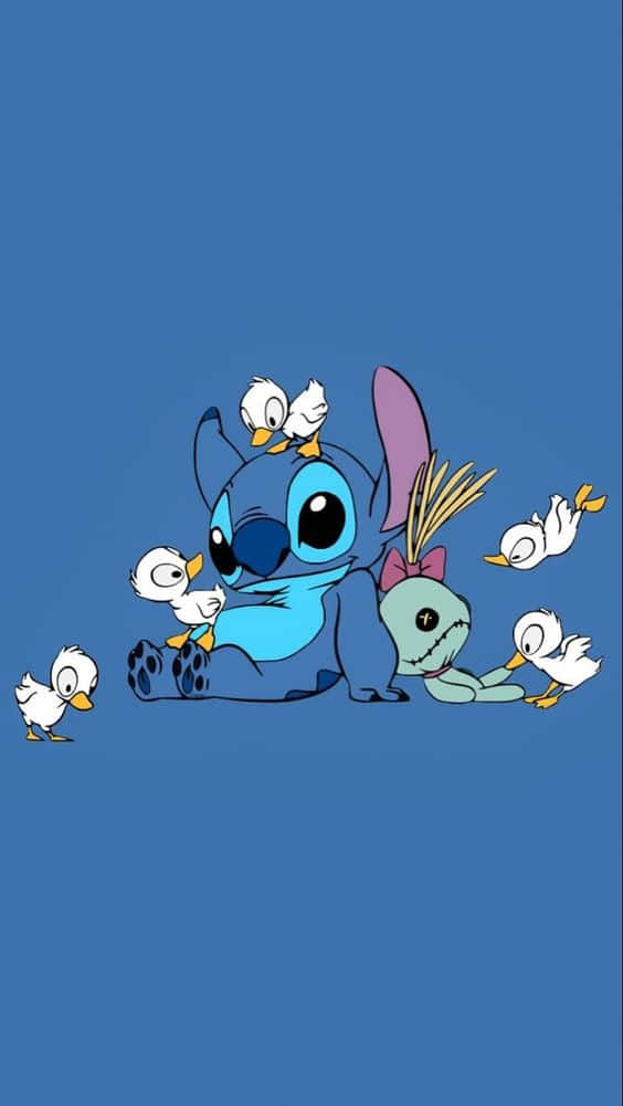 Adorable Stitch 桌布 壁紙 — 藍色外星人史迪奇坐在純藍色背景上，被一群頑皮的白鴨子圍繞。