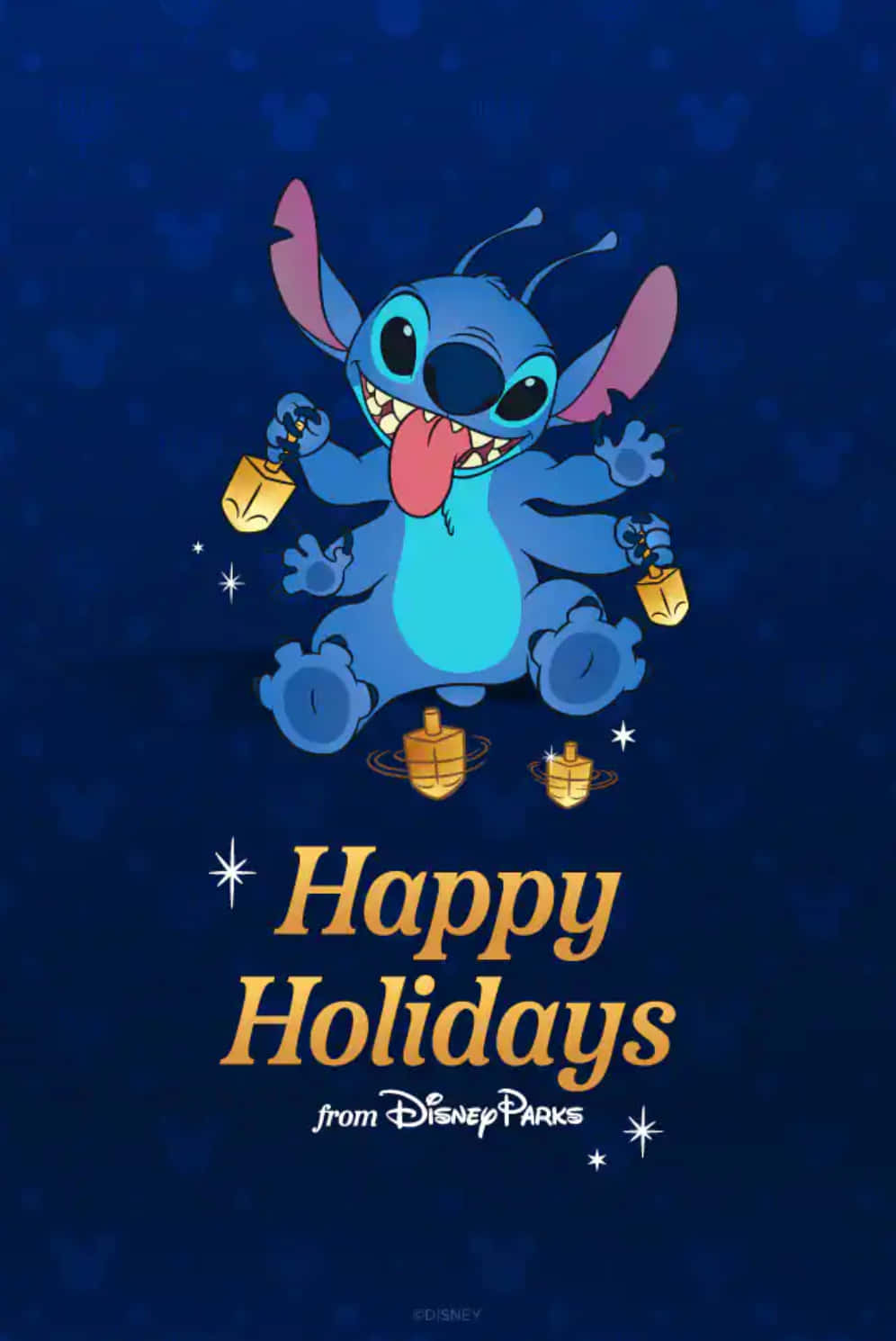 Mickey Mouse Happy New Year 桌布 壁紙 — 藍色外星人史迪奇愉快地拿著金色 Dreidel，背景是深藍色星空，並有 'Happy Holidays' 文字。