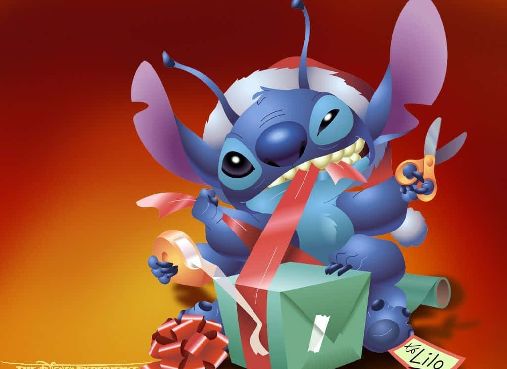 Cute Lilo And Stitch 桌布 壁紙 — 藍色外星人史迪奇戴著聖誕帽，用剪刀和膠帶在溫暖漸層背景上開心地拆禮物。