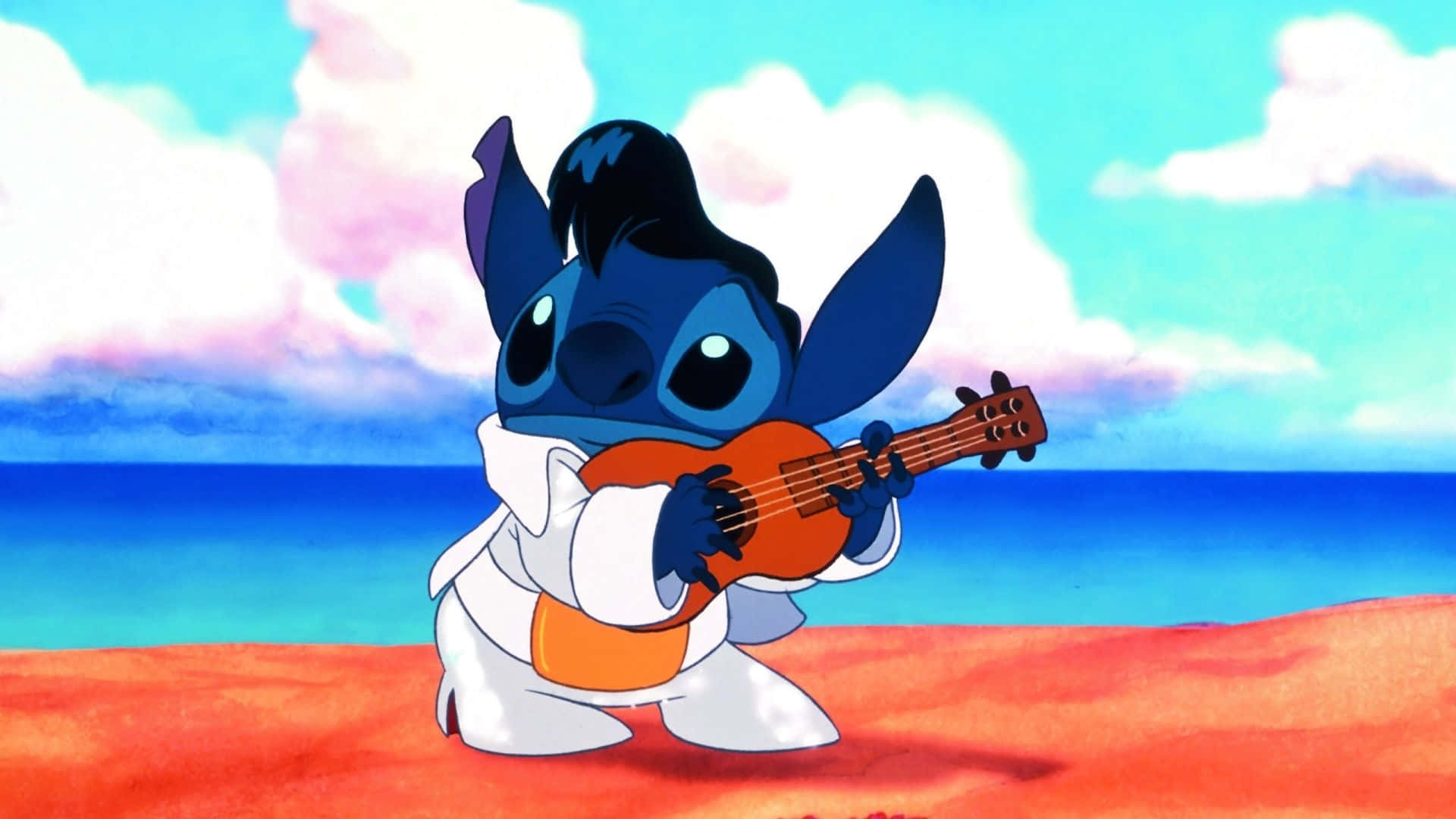 Cute Lilo And Stitch 桌布 壁紙 — 藍色外星人史迪奇穿著白色長袍，在粉紅色和藍色天空下的橙色沙灘上彈奏烏克麗麗。