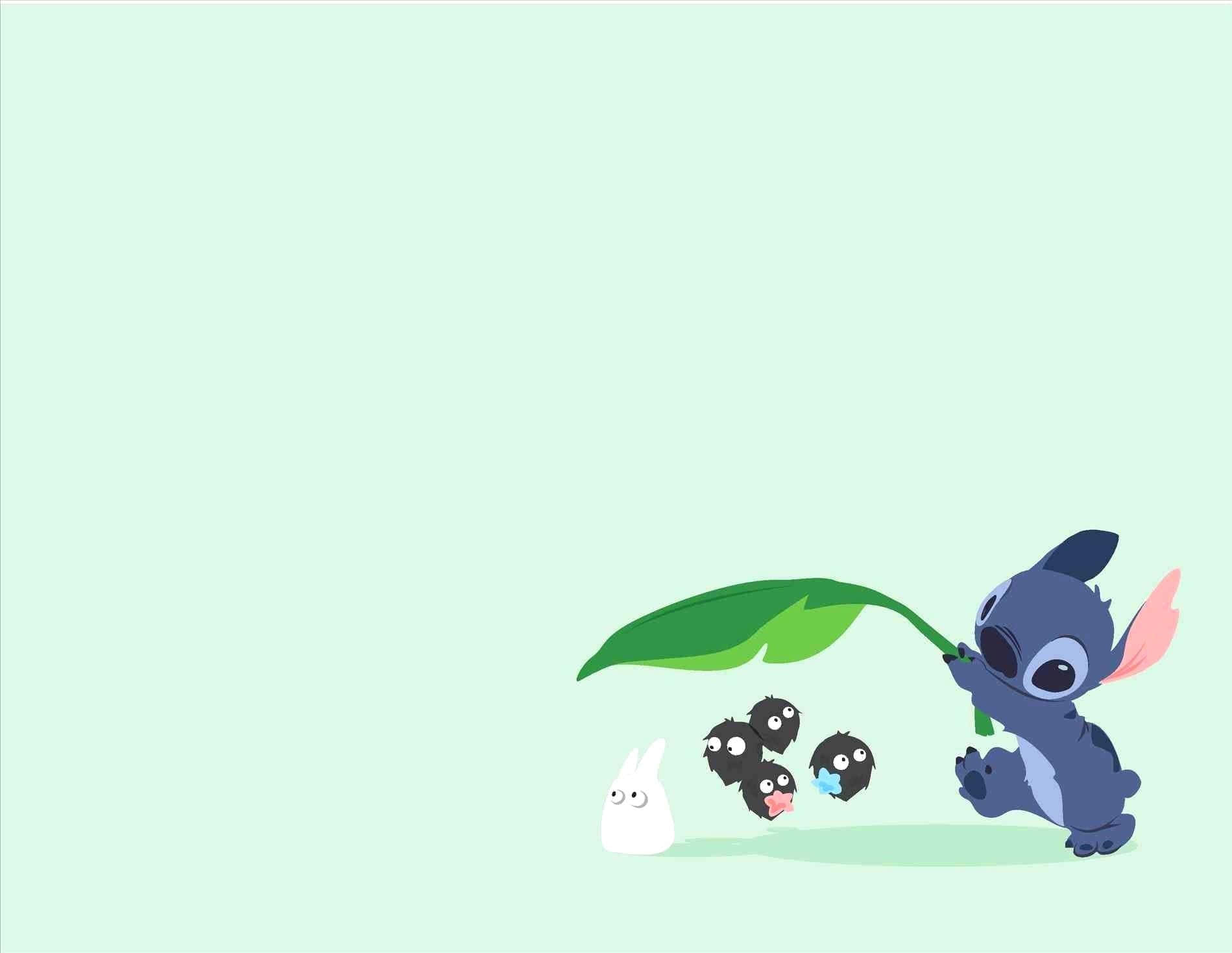 星際寶貝 桌布 壁紙 — 藍色外星人史迪奇頑皮地拿著一片巨大的葉子，蓋在細小的黑色生物和一隻白兔上面，背景是淡綠色。