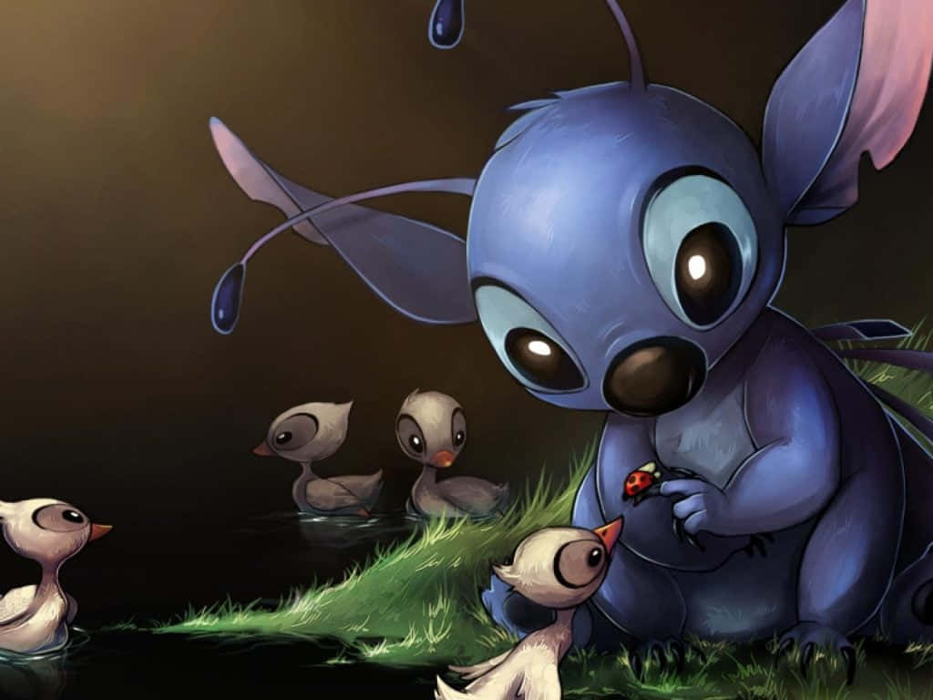 Cute Lilo And Stitch 桌布 壁紙 — 藍色大眼睛的外星人輕輕地抱著一隻瓢蟲，而小鴨子在黑暗的池塘附近游泳。