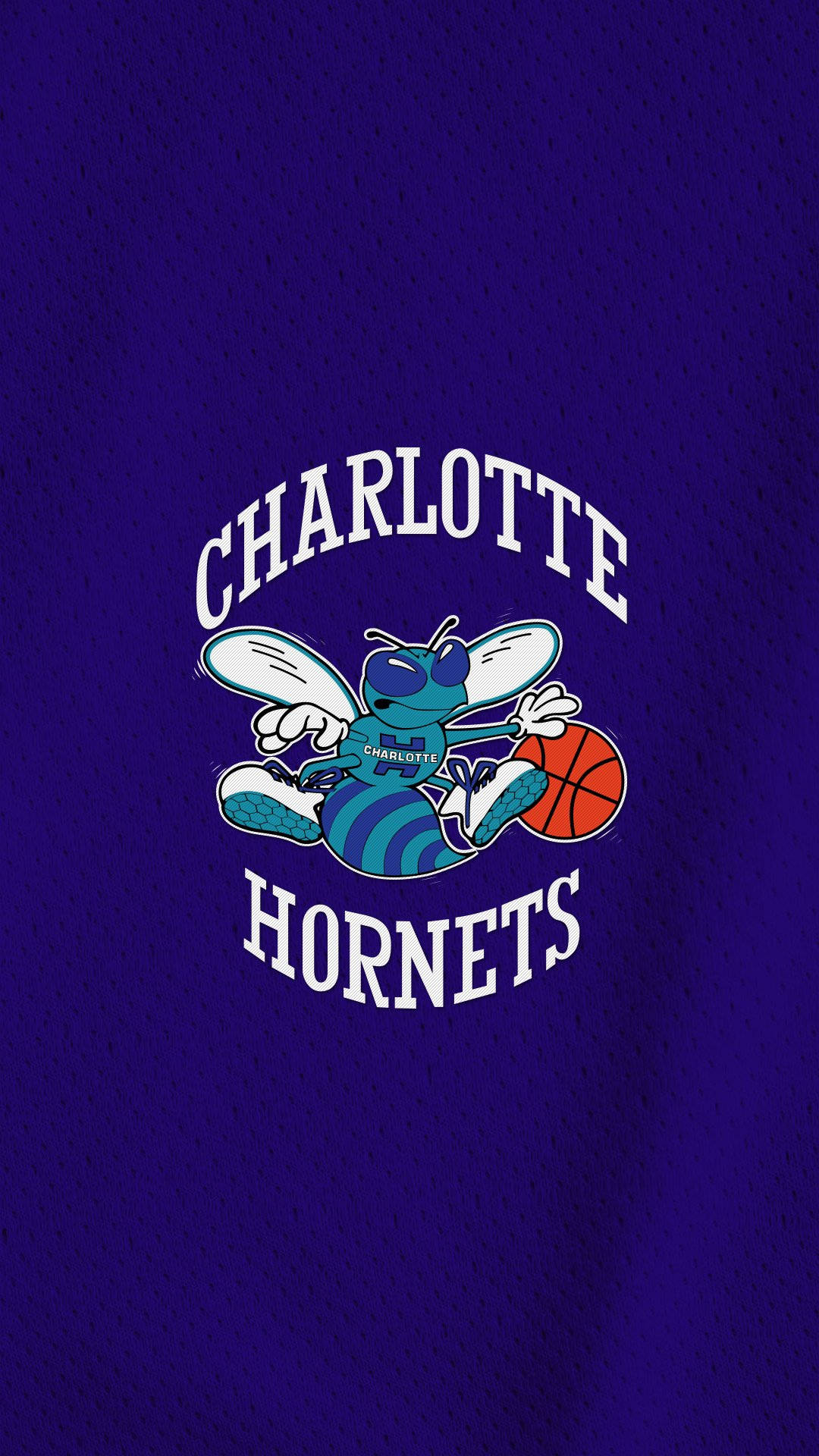 Hornets 桌布 壁紙 — 藍色大黃蜂吉祥物在帶有紋理的紫色布料上運球，上下方有拱形的「Charlotte Hornets」字樣。