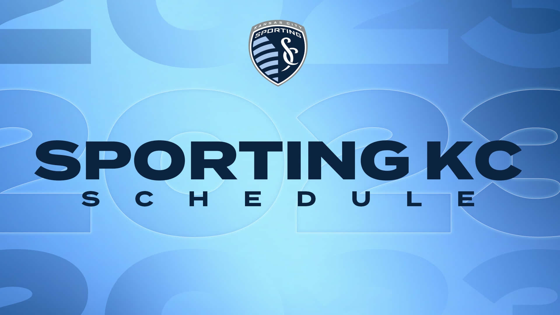 足球 桌布 壁紙 — 藍色抽象背景上帶有粗體文字和球隊徽章的 Sporting KC 賽程圖形。