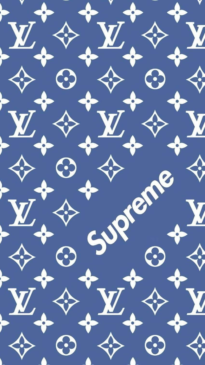 桌布 壁紙 — 藍色桌布，帶有重複的白色 Louis Vuitton 字母組合和對角 Supreme 標誌。