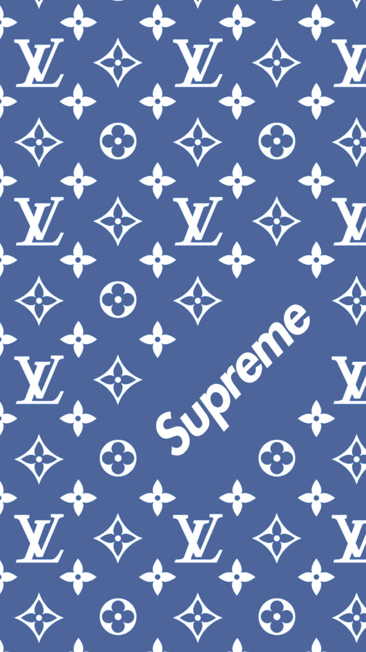 Louis Vuitton Pattern 桌布 壁紙 — 藍色桌布，帶有重複的白色 Louis Vuitton 字母組合和對角 Supreme 標誌。