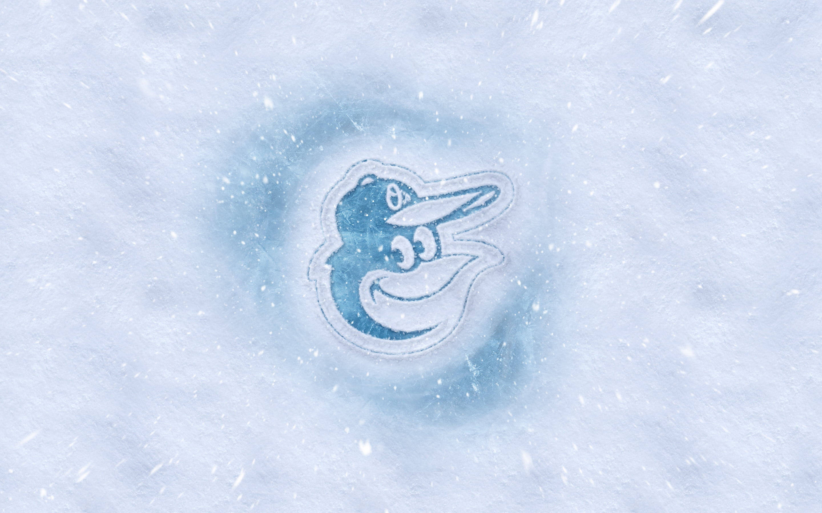 Orioles 桌布 壁紙 — 藍色棒球隊標誌蝕刻在雪中，周圍飄落旋轉的雪花。