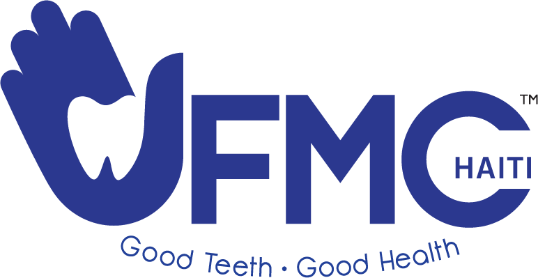 海地 桌布 壁紙 — 藍色標誌，有一隻手拿著牙齒，並帶有文字 FMC HAITI 和 Good Teeth Good Health。