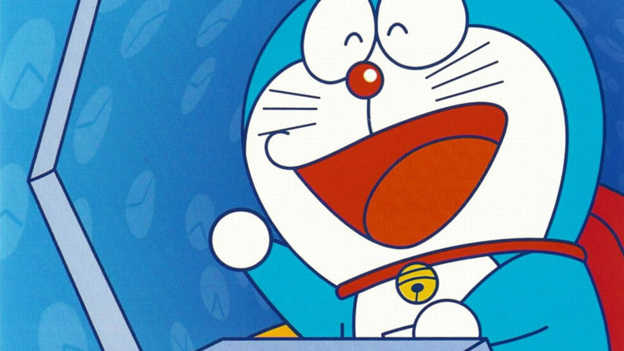 Doraemon 桌布 壁紙 — 藍色機器貓哆啦A夢在藍色圖案背景上，睜大眼睛張開嘴巴，開心地微笑。