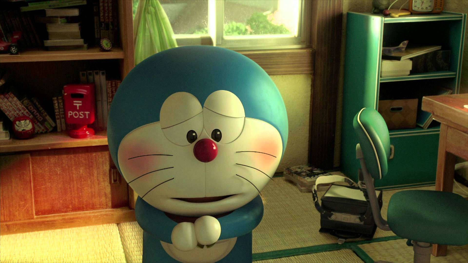 Doraemon 桌布 壁紙 — 藍色機器貓哆啦A夢站在一個陽光普照的日式房間裡，房間裡有木架和綠色家具。