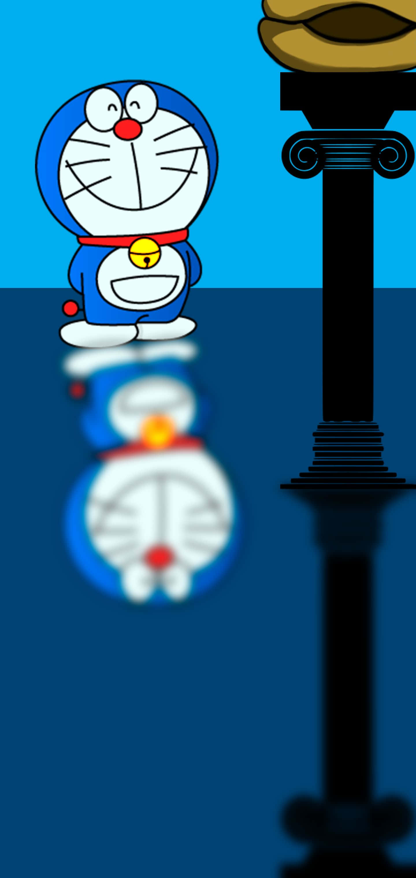 Doraemon 桌布 壁紙 — 藍色機器貓哆啦A夢站在黑色柱子旁邊，背景是明亮的藍色，下方有模糊的倒影。