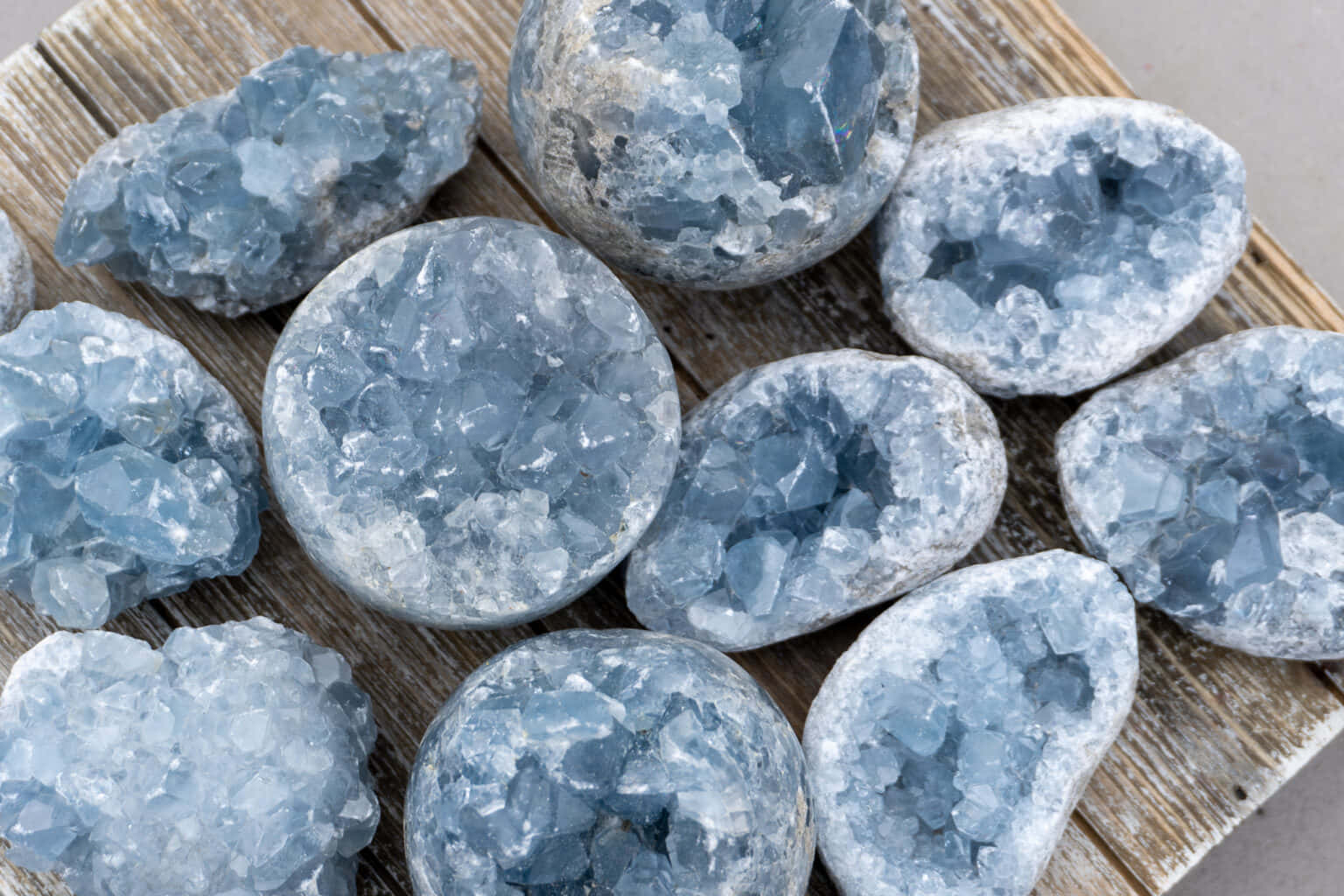 Slate Blue 桌布 壁紙 — 藍色水晶晶洞，內部閃爍，放置在風化的木質表面上。