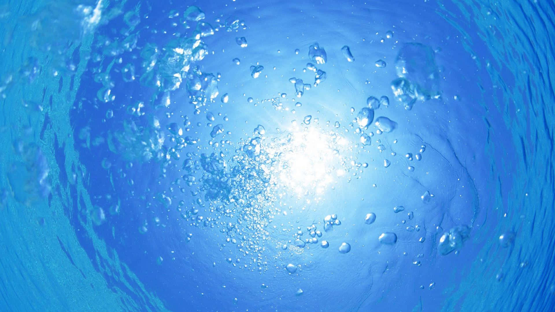 藍色水面上的氣泡與泡沫 壁紙