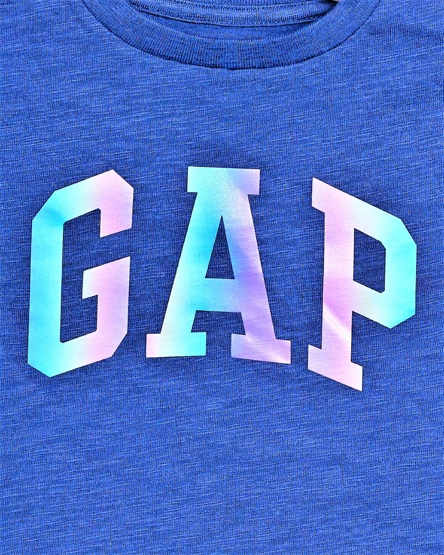 帶有彩虹色GAP標誌的藍色混紡T恤 — Valorant Logo 壁紙
