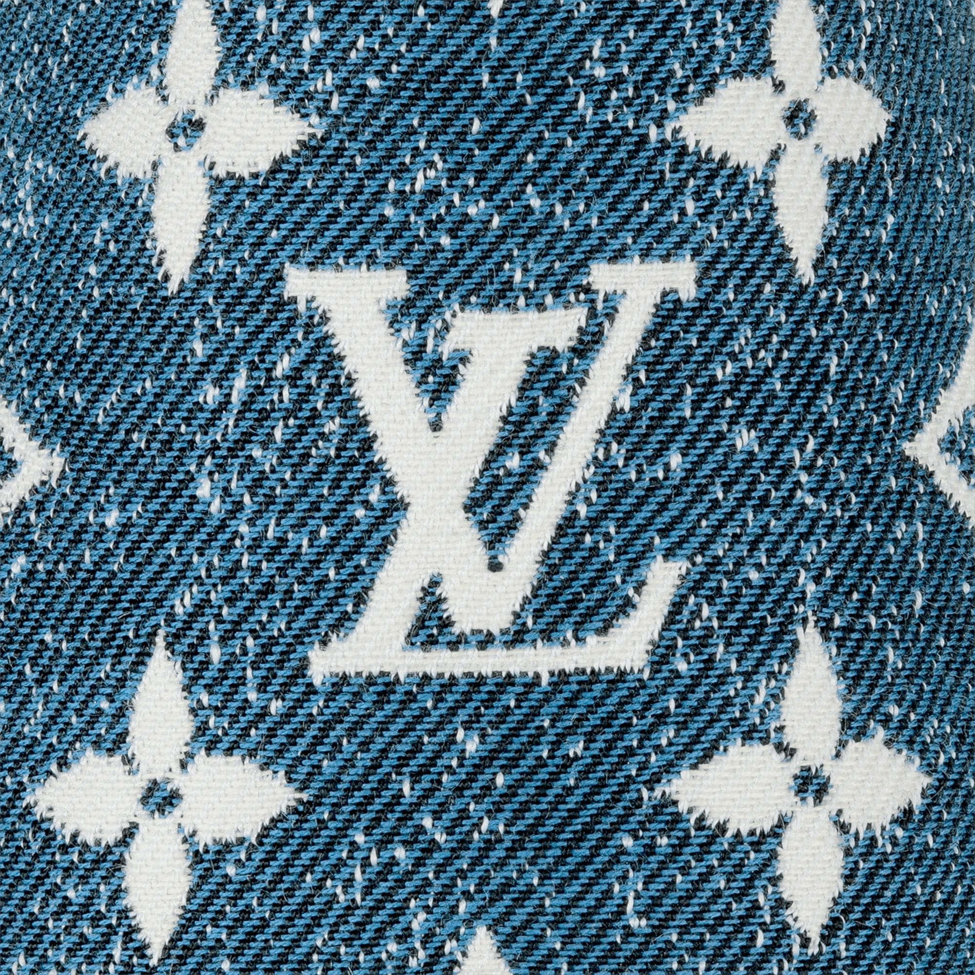 Louis Vuitton Logo 桌布 壁紙 — 藍色牛仔布料的特寫，白色路易威登字母圖案和花卉圖案編織在質感中。