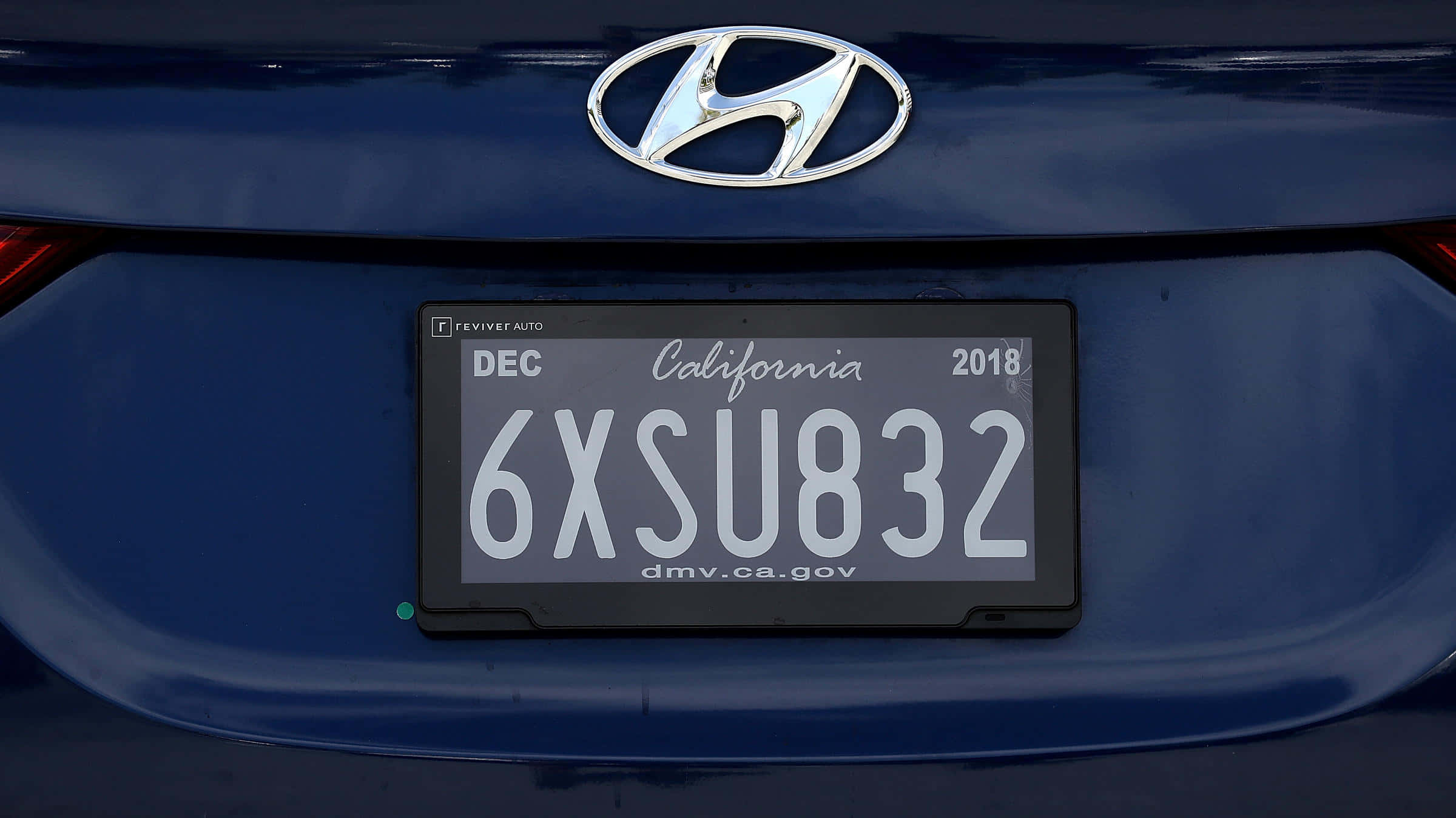 License Plate 桌布 壁紙 — 藍色現代汽車尾部特寫，帶有加州車牌及2018年12月登記貼紙。