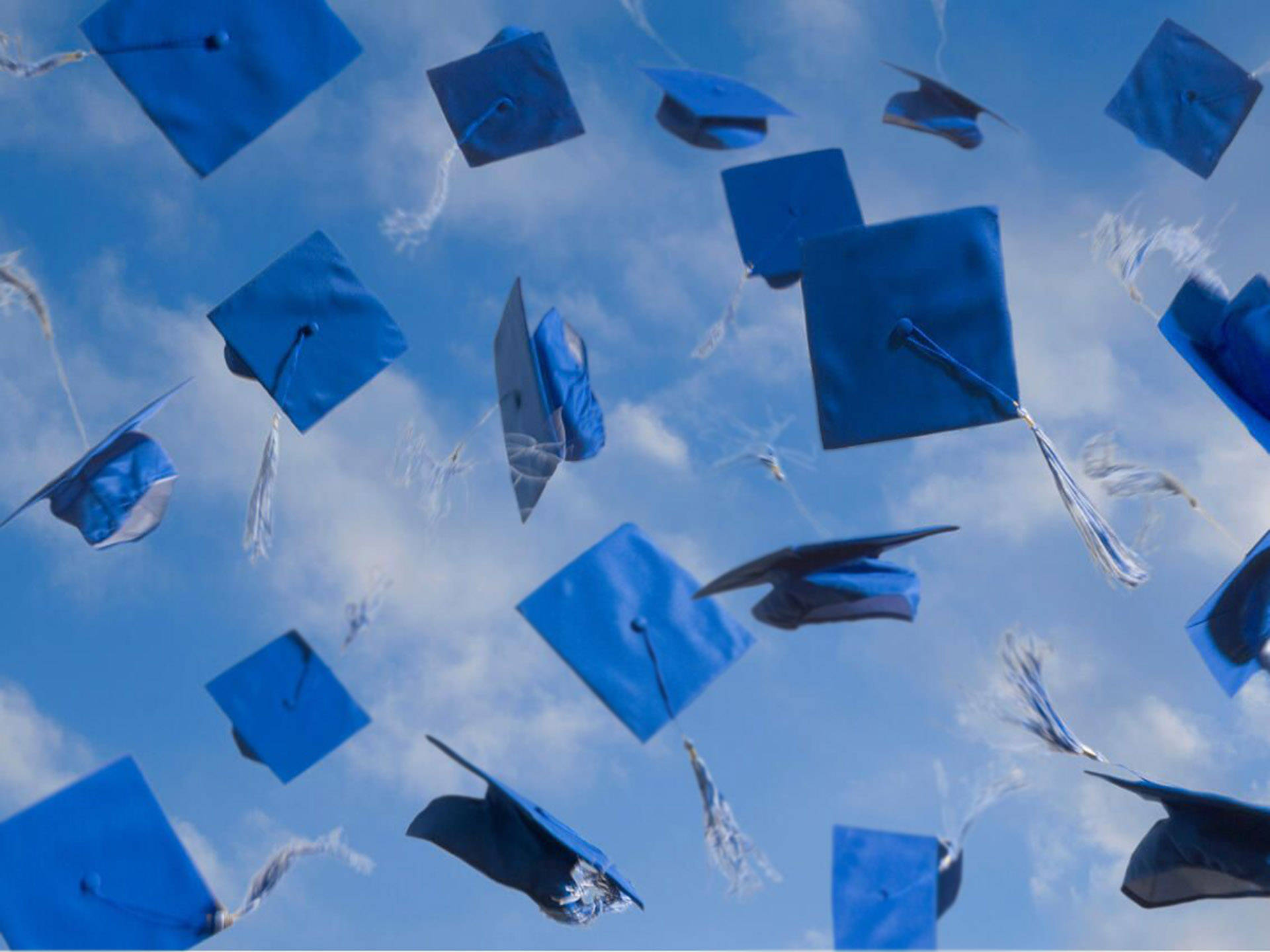 Graduation 桌布 壁紙 — 藍色畢業帽在藍天白雲下歡快地飛舞。