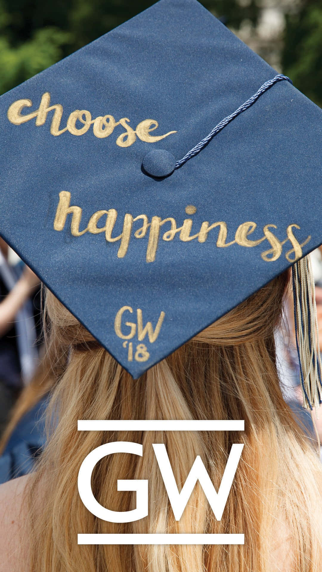 Graduation 桌布 壁紙 — 藍色畢業帽近距離特寫，上面有金色草書文字寫著choose happiness和GW 18，戴在一位金髮畢業生頭上。