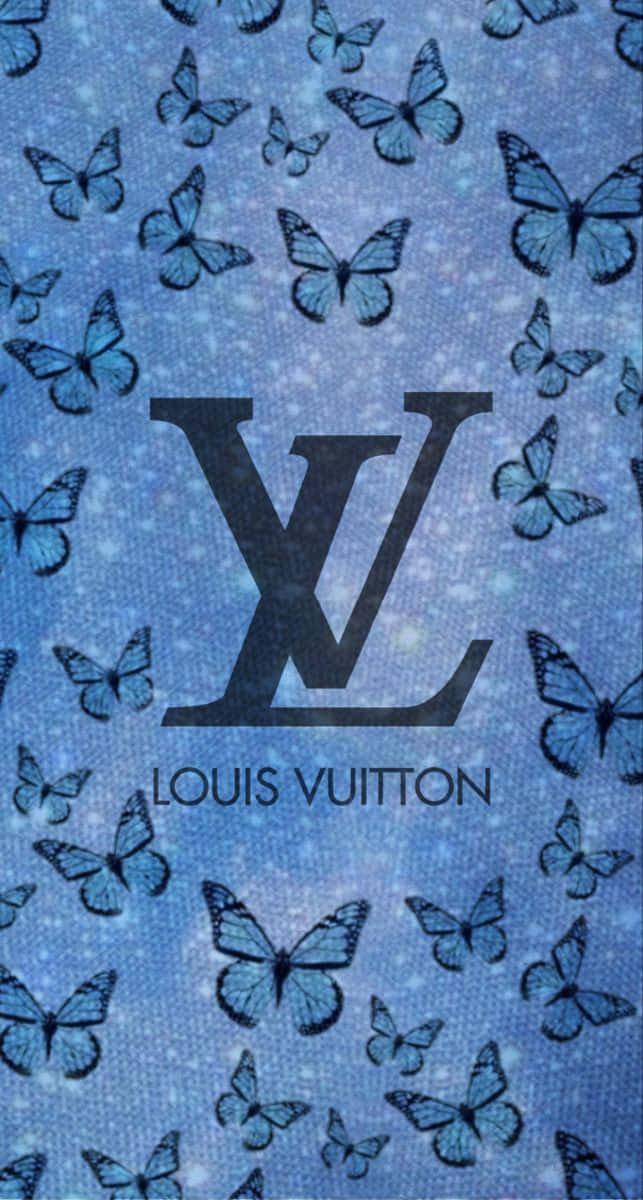 louis vuitton phone 桌布 壁紙 — 藍色紋理壁紙，散落著蝴蝶和突出的 Louis Vuitton 標誌。
