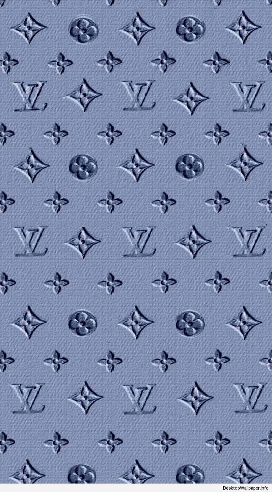 iconic 桌布 壁紙 — 藍色紋理壁紙的特寫，具有重複的壓花 Louis Vuitton 字母組合和花卉圖案。