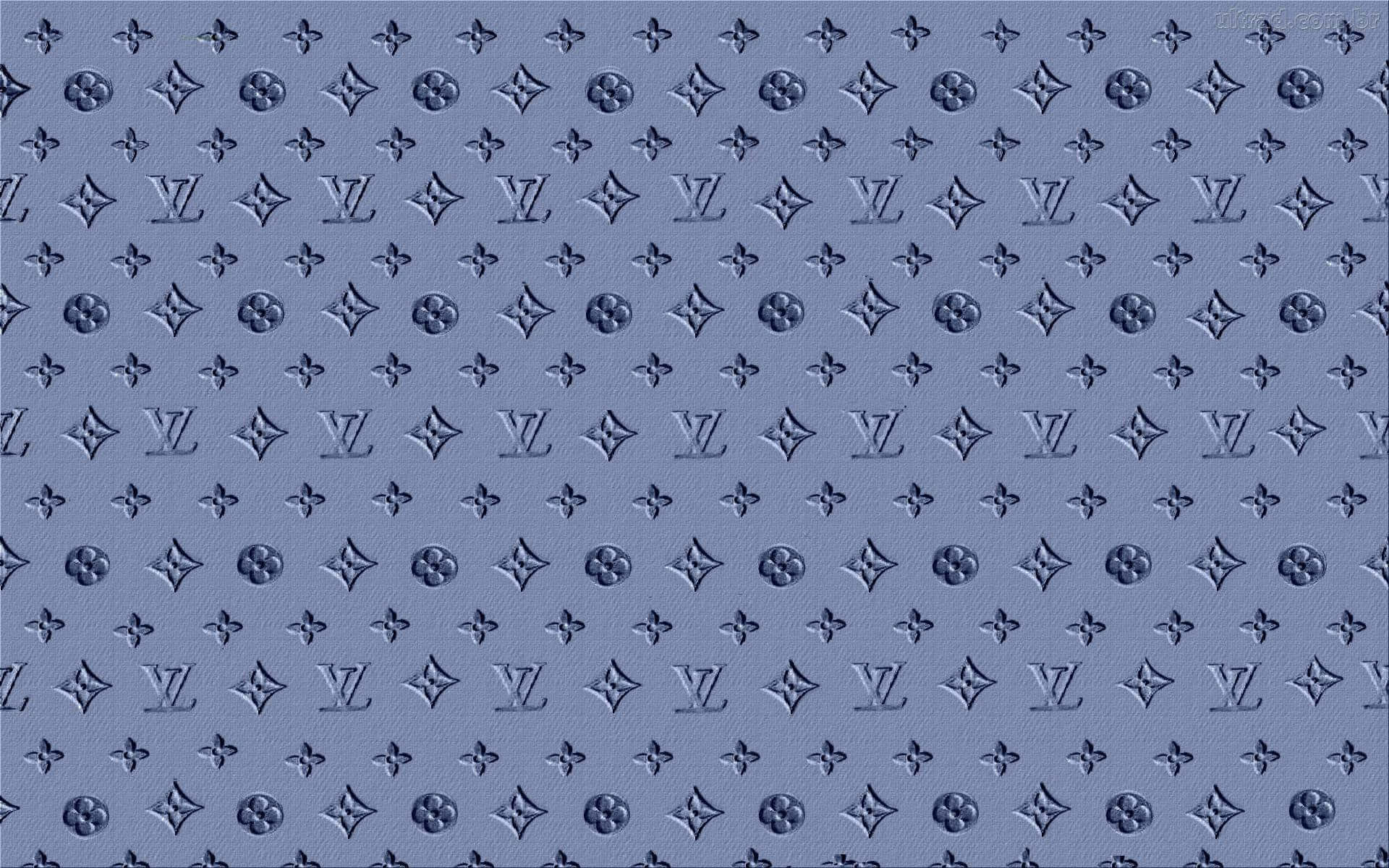 標誌 桌布 壁紙 — 藍色紋理布料的特寫，上面有重複的壓花 Louis Vuitton 字母組合圖案。